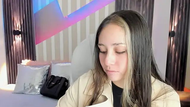 Snapshot of emily_layton chatting on 10.13.25 emily layton online show from 10.13.25