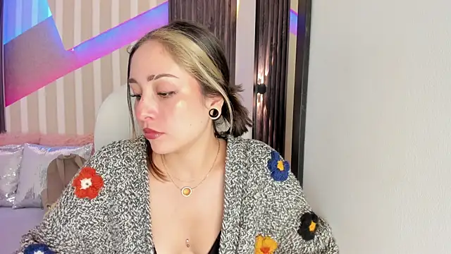 Snapshot of emily_layton chatting on 10.17.25 emily layton online show from 10.17.25