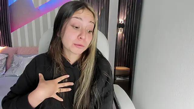 Snapshot of emily_layton chatting on 10.18.25 emily layton online show from 10.18.25