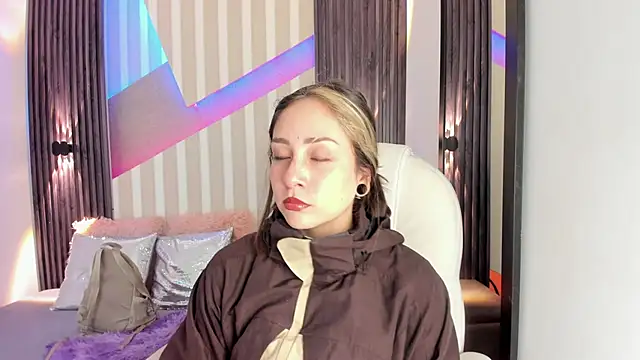 Snapshot of emily_layton chatting on 10.25.25 emily layton online show from 10.25.25