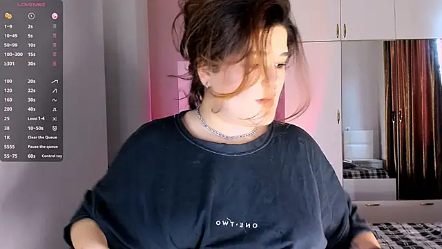 Snapshot of July_Slowdive chatting on 02.06.25 July Slowdive online show from 02.06.25