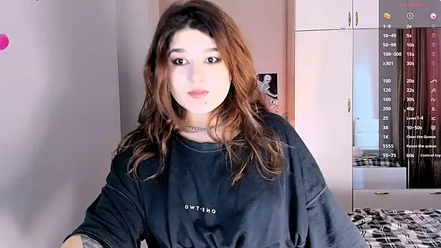 Snapshot of July_Slowdive chatting on 02.12.25 July Slowdive online show from 02.12.25