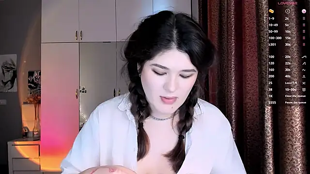 Snapshot of July_Slowdive chatting on 03.21.25 July Slowdive online show from 03.21.25