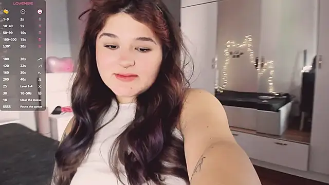 Snapshot of July_Slowdive chatting on 10.12.25 July Slowdive online show from 10.12.25