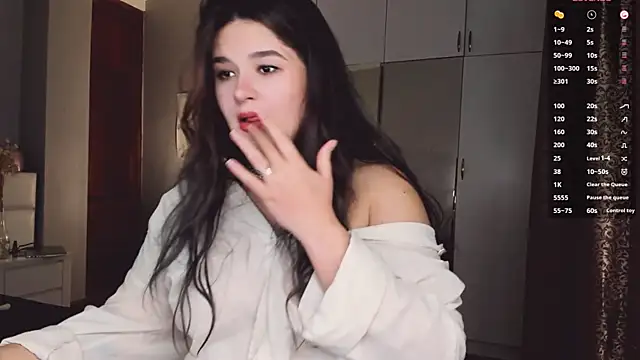 Snapshot of July_Slowdive chatting on 11.13.25 July Slowdive online show from 11.13.25