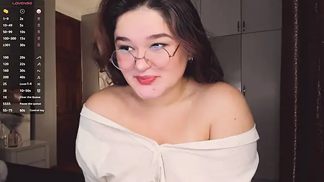 Snapshot of July_Slowdive chatting on 11.18.25 July Slowdive online show from 11.18.25