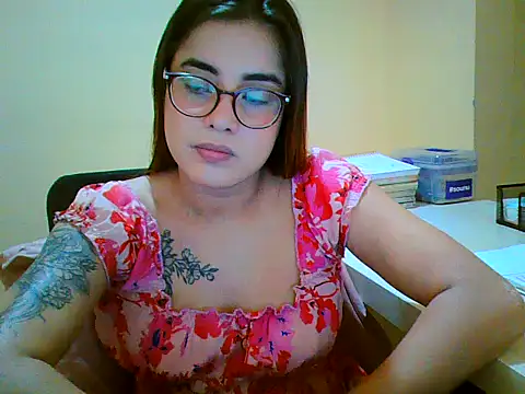 Snapshot of maliamiller chatting on 12.05.25 maliamiller online show from 12.05.25