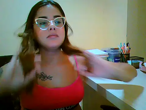 Snapshot of maliamiller chatting on 12.17.25 maliamiller online show from 12.17.25