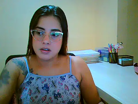 Snapshot of maliamiller chatting on 12.21.25 maliamiller online show from 12.21.25