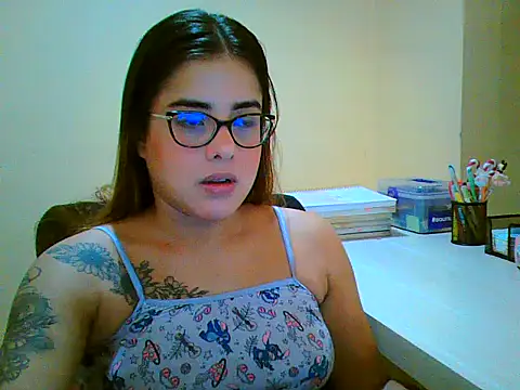 Snapshot of maliamiller chatting on 12.22.25 maliamiller online show from 12.22.25