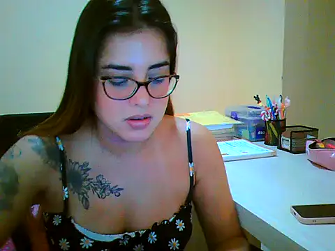 Snapshot of maliamiller chatting on 02.04.26 maliamiller online show from 02.04.26