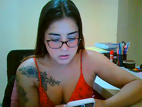 Snapshot of maliamiller chatting on 03.10.26 maliamiller online show from 03.10.26