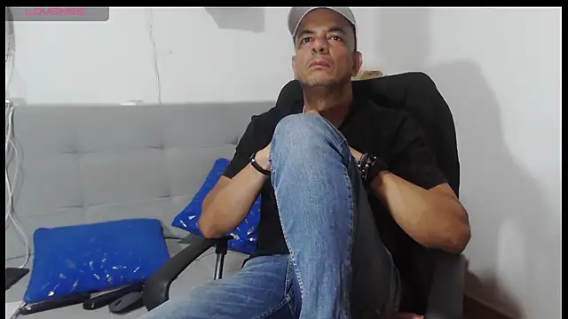 Snapshot of latinmartin73 chatting on 05.17.26 latinmartin73 online show from 05.17.26