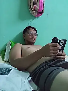 Snapshot of Andresguz35 chatting on 11.19.25 Andresguz35 online show from 11.19.25