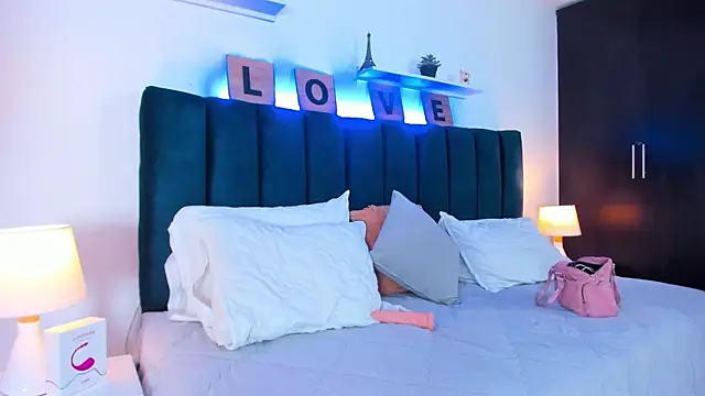 Mia brunette26 online show from 01.21.25