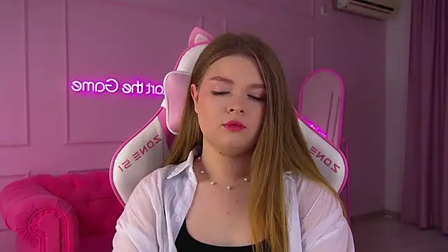 Snapshot of CrystalLyons chatting on 11.30.25 CrystalLyons online show from 11.30.25