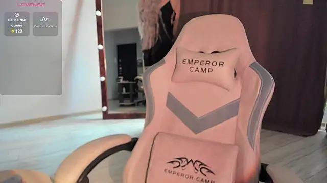 Snapshot of Lana_Younes chatting on 11.24.25 Lana Younes online show from 11.24.25