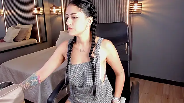 Snapshot of aura-baker chatting on 02.05.25 aura-baker online show from 02.05.25