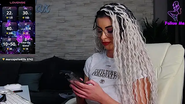 Snapshot of VictoriaMazze chatting on 12.14.24 VictoriaMazze online show from 12.14.24