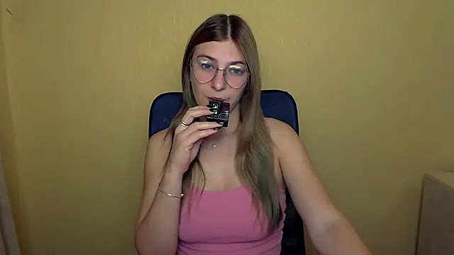 Luna Lush  online show from 09.29.25