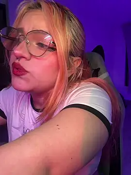 Snapshot of SophiaWeestt99 chatting on 06.22.26 SophiaWeestt99 online show from 06.22.26