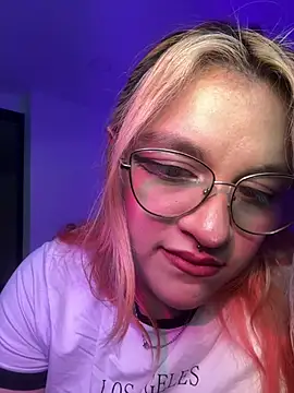 Snapshot of SophiaWeestt99 chatting on 06.22.26 SophiaWeestt99 online show from 06.22.26