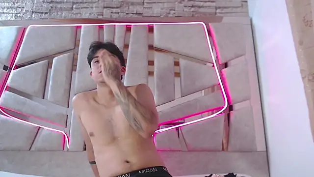 Snapshot of mia_and_austin chatting on 03.23.25 mia and austin online show from 03.23.25