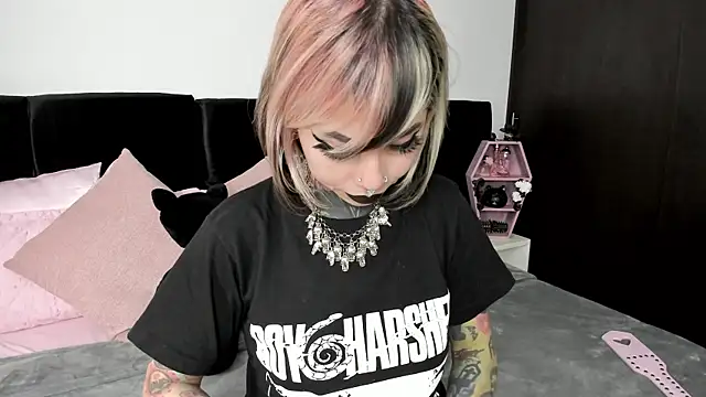 NikkiRamone online show from 01.11.25