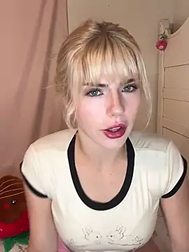 Snapshot of SirenitySirenxx chatting on 12.13.24 SirenitySirenxx online show from 12.13.24