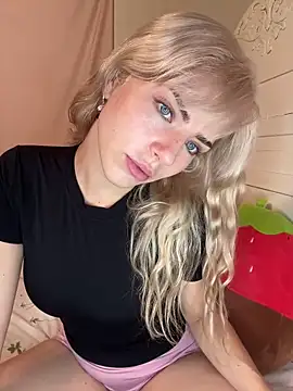 Snapshot of SirenitySirenxx chatting on 01.10.25 SirenitySirenxx online show from 01.10.25