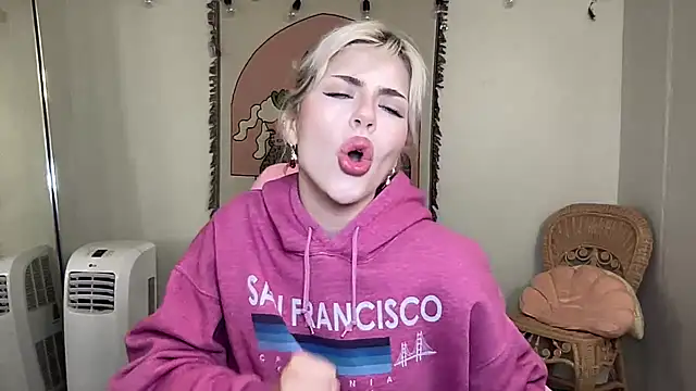 Snapshot of SirenitySirenxx chatting on 03.06.25 SirenitySirenxx online show from 03.06.25