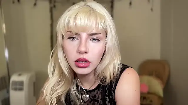 Snapshot of SirenitySirenxx chatting on 03.19.25 SirenitySirenxx online show from 03.19.25