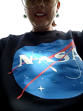 Snapshot of lara_moon25 chatting on 09.10.25 lara moon25 online show from 09.10.25