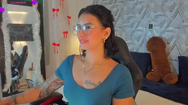 Sophiee Hill online show from 04.21.26