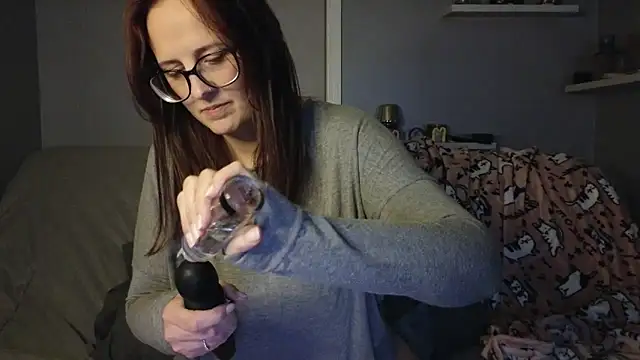 Snapshot of TheBustyHouseWife chatting on 03.17.25 TheBustyHouseWife online show from 03.17.25