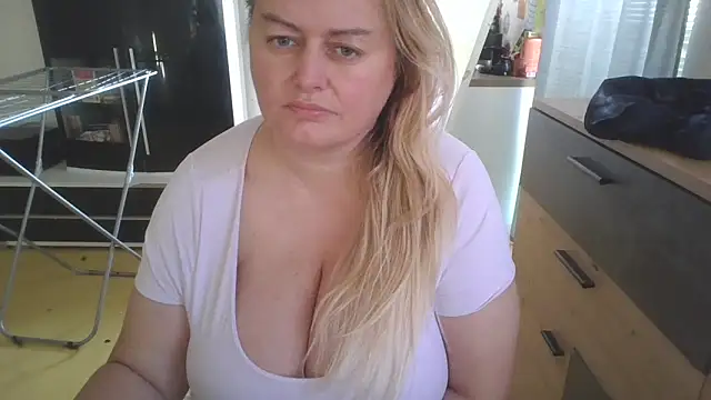 Snapshot of Meliss_Official9 chatting on 03.05.25 Meliss Official9 online show from 03.05.25