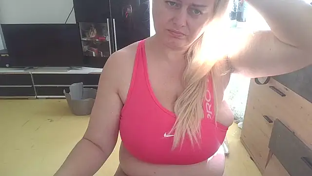 Snapshot of Meliss_Official9 chatting on 09.22.25 Meliss Official9 online show from 09.22.25