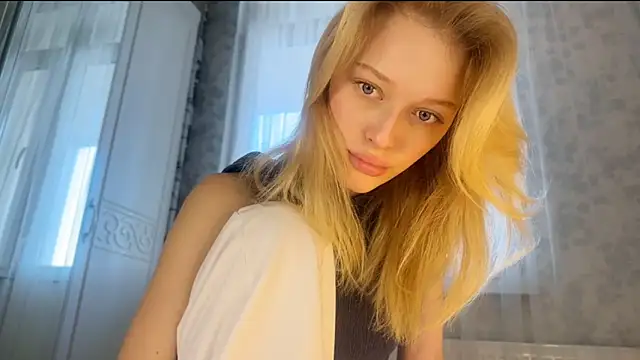 Snapshot of Evvie_Summn1 chatting on 03.01.25 Evvie Summn1 online show from 03.01.25