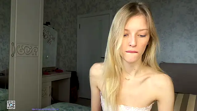 Snapshot of Evvie_Summn1 chatting on 10.17.25 Evvie Summn1 online show from 10.17.25