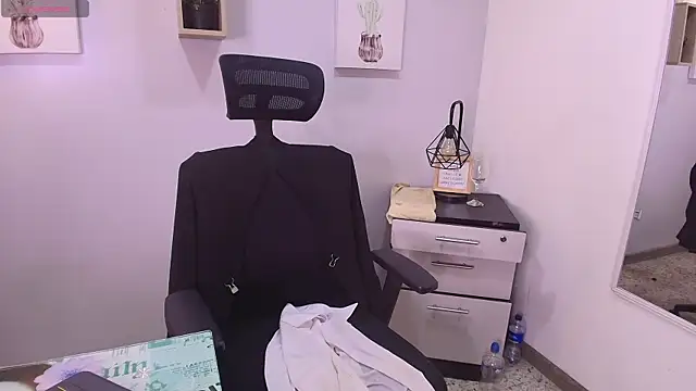 Snapshot of Zuzana21 chatting on 04.21.26 Zuzana21 online show from 04.21.26