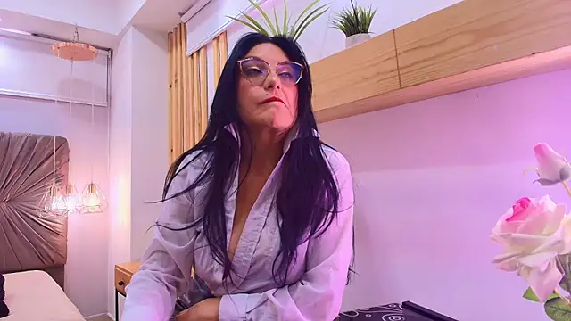 Snapshot of Zuzana21 chatting on 05.16.26 Zuzana21 online show from 05.16.26