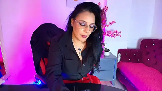 Snapshot of Zuzana21 chatting on 06.18.26 Zuzana21 online show from 06.18.26