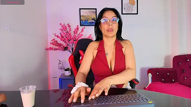 Snapshot of Zuzana21 chatting on 06.27.26 Zuzana21 online show from 06.27.26