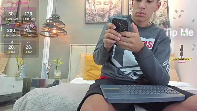 Snapshot of kieran_derek chatting on 11.18.25 kieran derek online show from 11.18.25