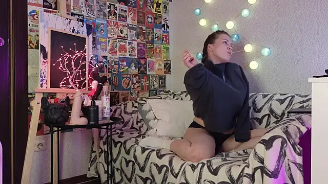 Snapshot of LittleLeen chatting on 02.05.25 LittleLeen online show from 02.05.25