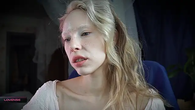 Snapshot of _Phantom_thread_ chatting on 10.20.25 Phantom thread online show from 10.20.25