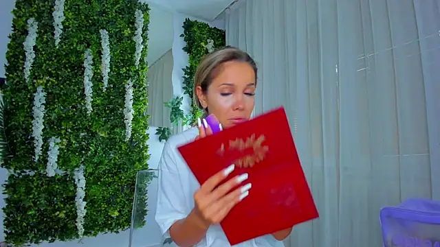 Snapshot of VivienCarter chatting on 10.03.25 VivienCarter online show from 10.03.25