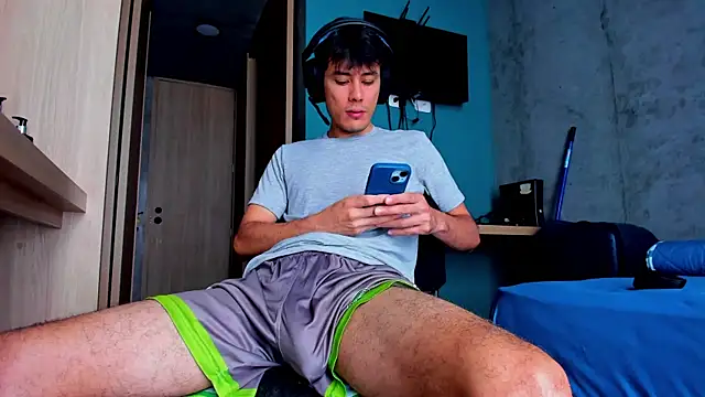 Snapshot of Huge_latin_cock chatting on 05.05.26 Huge latin cock online show from 05.05.26