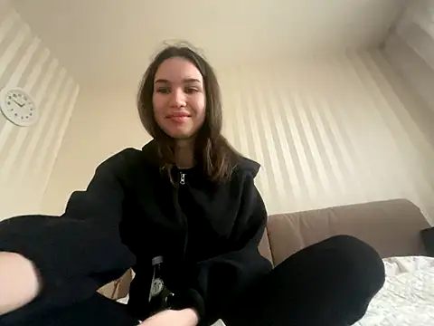 Snapshot of Roxie_Mils chatting on 11.18.25 Roxie Mils online show from 11.18.25
