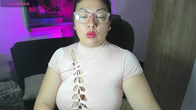 Snapshot of jessicarabbit_1 chatting on 05.15.26 jessicarabbit 1 online show from 05.15.26